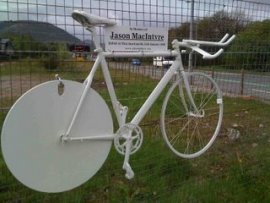 photo from: http://simon-willis.blogspot.com/2009/05/ghost-bikes.html